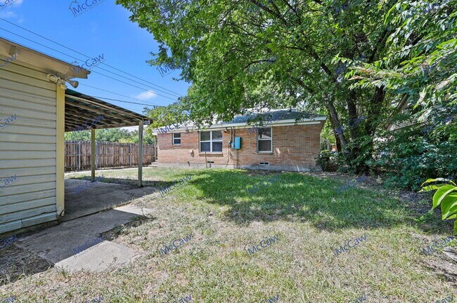 Building Photo - 2704 Highwood Dr