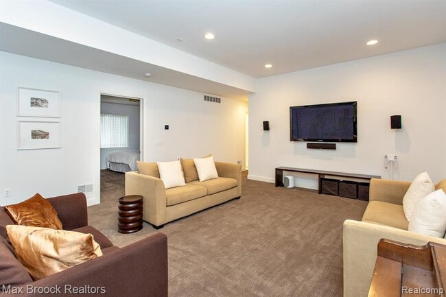 Building Photo - 25925 York Rd