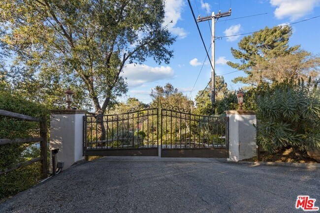 Building Photo - 2373 Tuna Canyon Rd