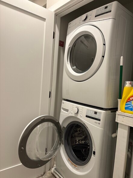 Building Photo - 2556 University Pl NW