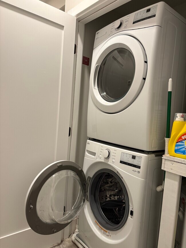 Building Photo - 2556 University Pl NW