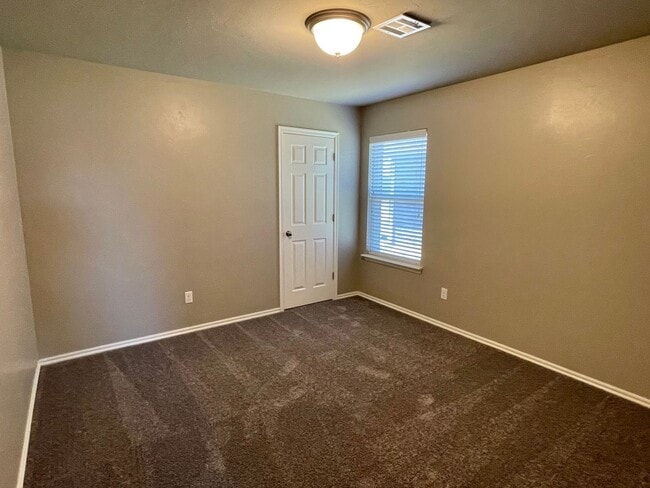 Building Photo - Great 4 Bedroom In Yukon Schools