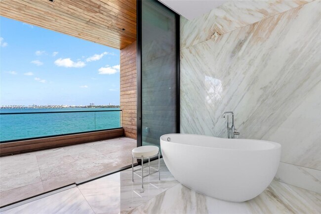 Building Photo - 825 E Dilido Dr