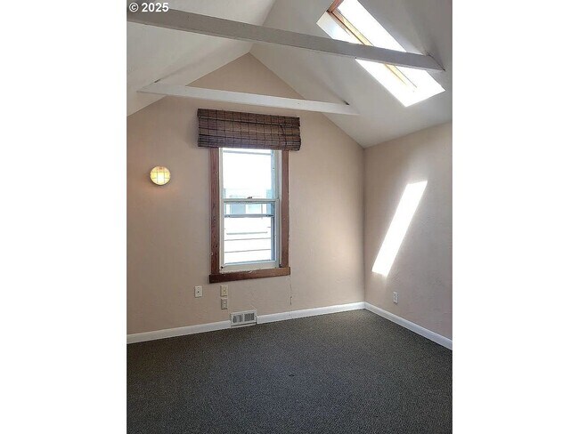 Building Photo - Large 6 Bedroom Close to UofO Campus