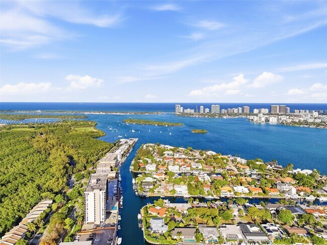 Building Photo - 2370 NE 135th St