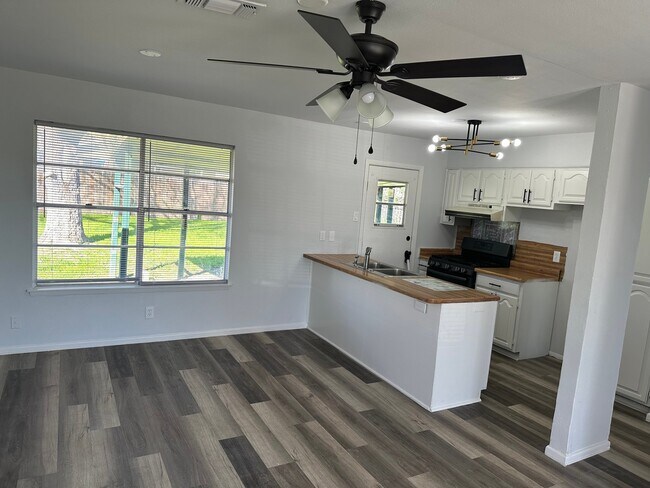 Building Photo - 115 Meadow Trail Dr