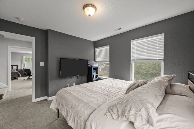 Building Photo - Spacious 6-Bedroom Home with Private Backyard in Norfolk