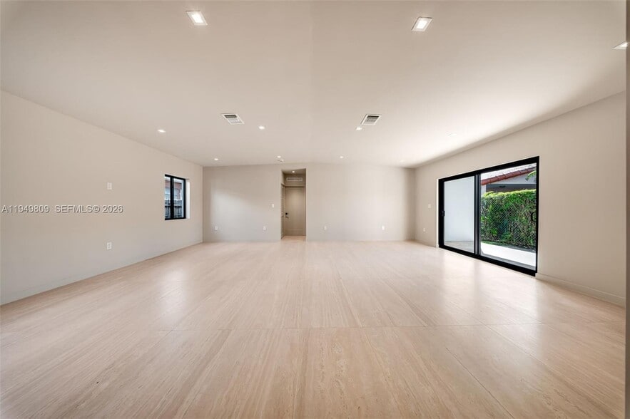 Building Photo - 2625 SW 32nd Ct