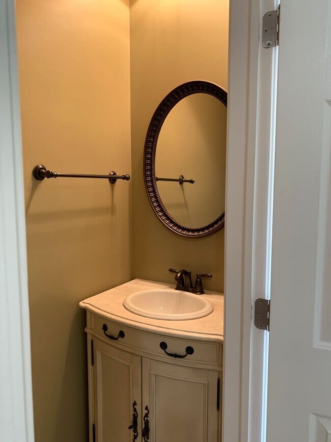 Building Photo - BEAUTIFUL 3 BED/2.5 BATH TOWNHOUSE!!