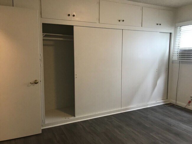 Building Photo - Parr, 10424-10425