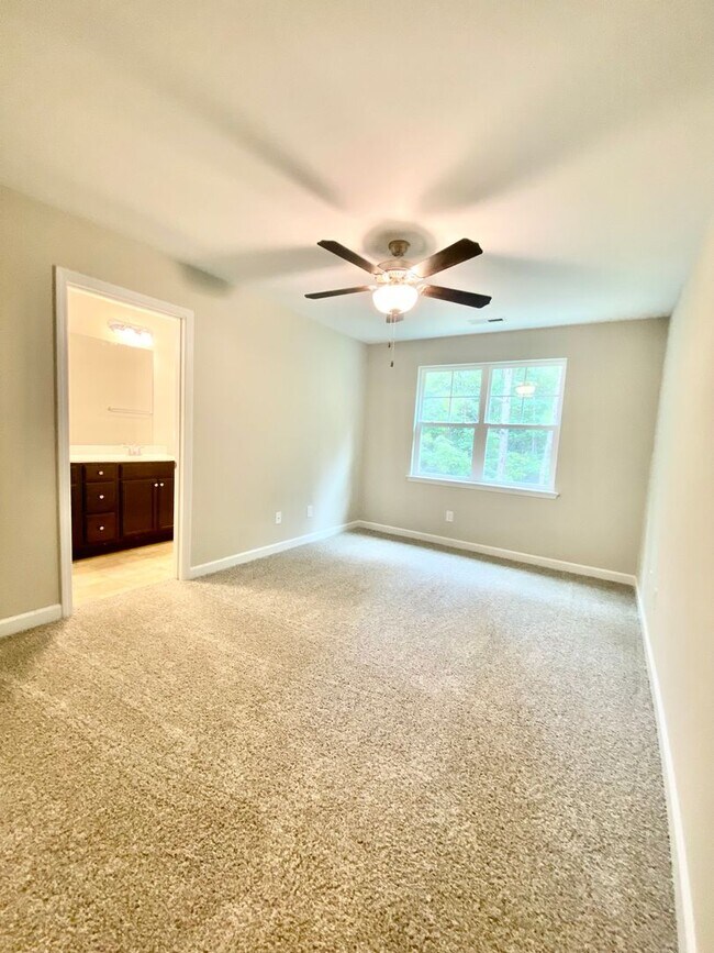 Building Photo - Well maintained Townhome in Piney Green!