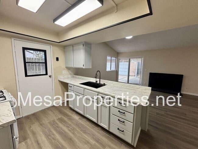 Building Photo - 653 N Lancewood Ave