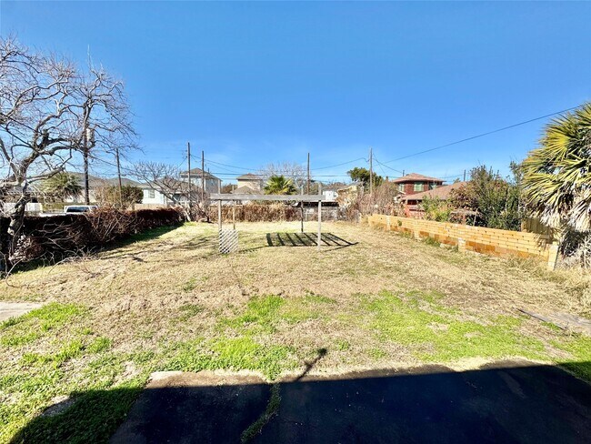 Building Photo - 3714 Avenue S 1/2