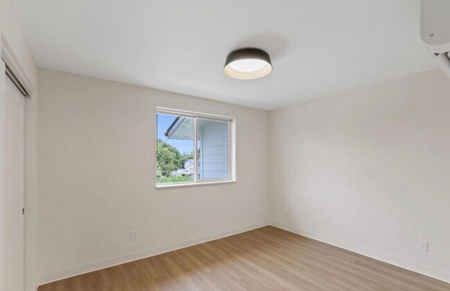 Building Photo - South Hill Townhomes