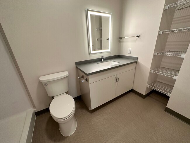 Building Photo - 409 Elm St