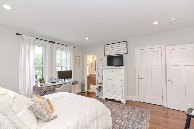 Building Photo - 52R River St