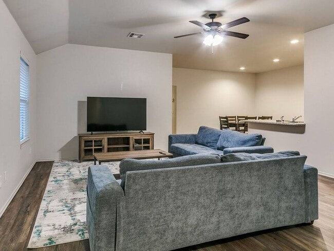 Building Photo - Modern 3BR/2BA Duplex | All Utilities Included | Downtown Edmond