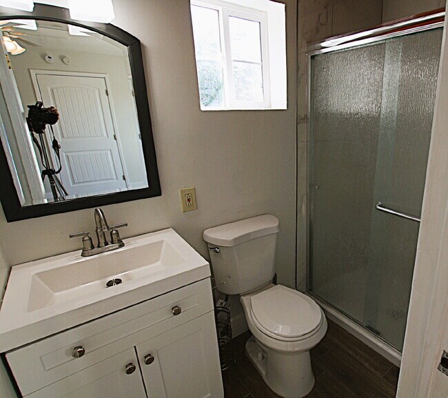 Building Photo - Rare Find in the Coveted Cheery Lynn Historic District!