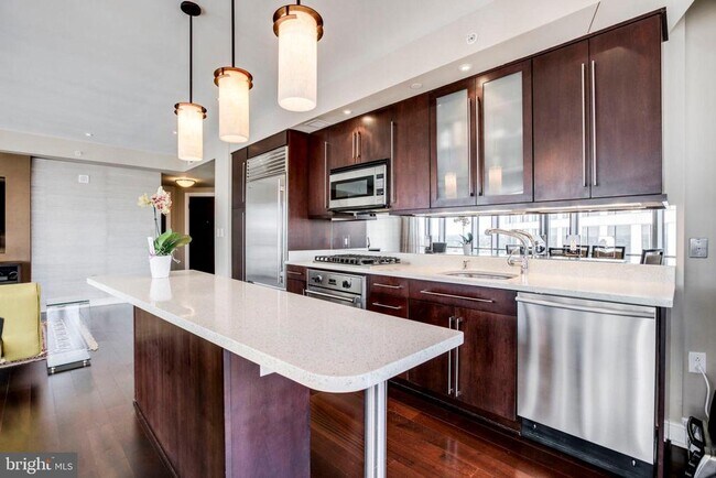 Building Photo - 1111 19th St N