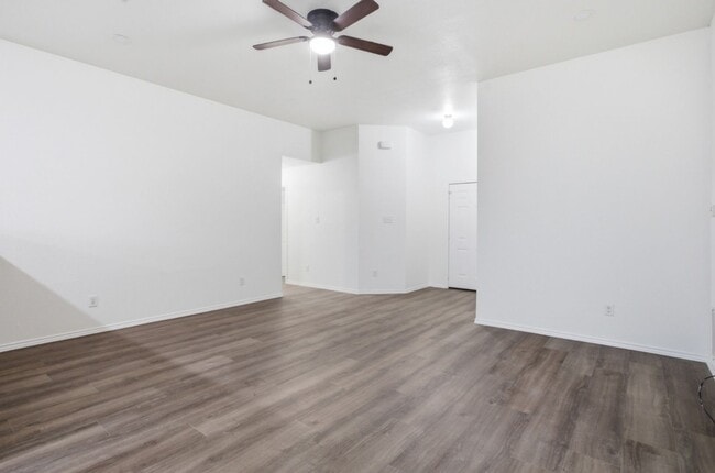 Building Photo - Beautiful 3BD Home on Corner Lot with Fenced Yard & 2-Car Garage in Sonterra