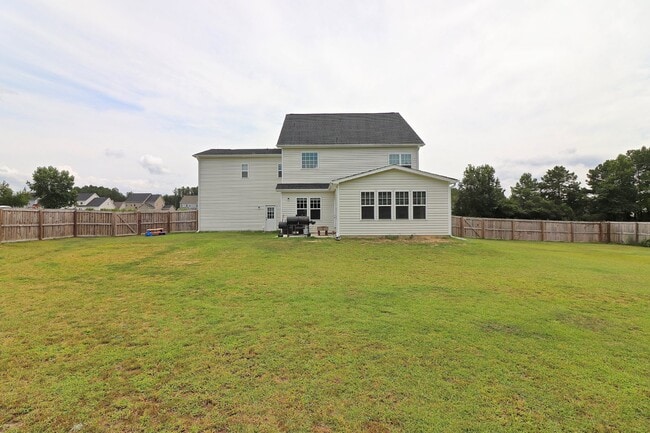 Building Photo - "Spacious 4-Bedroom Gem with 3.5 Baths and...