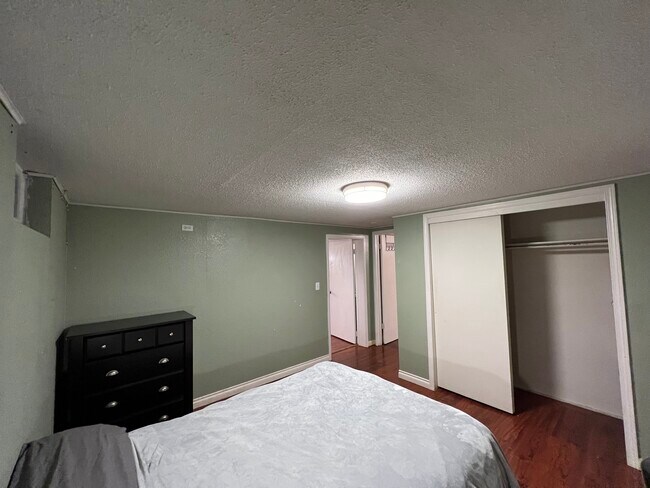 Building Photo - 4831 Klondike Ave