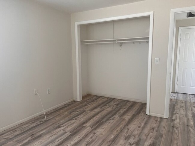Building Photo - Venice, FL 2BR/2BA/1CG IN VENICE EAST