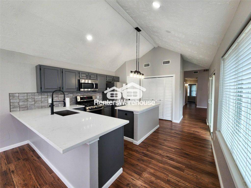 Building Photo - 2118 Creston Dr