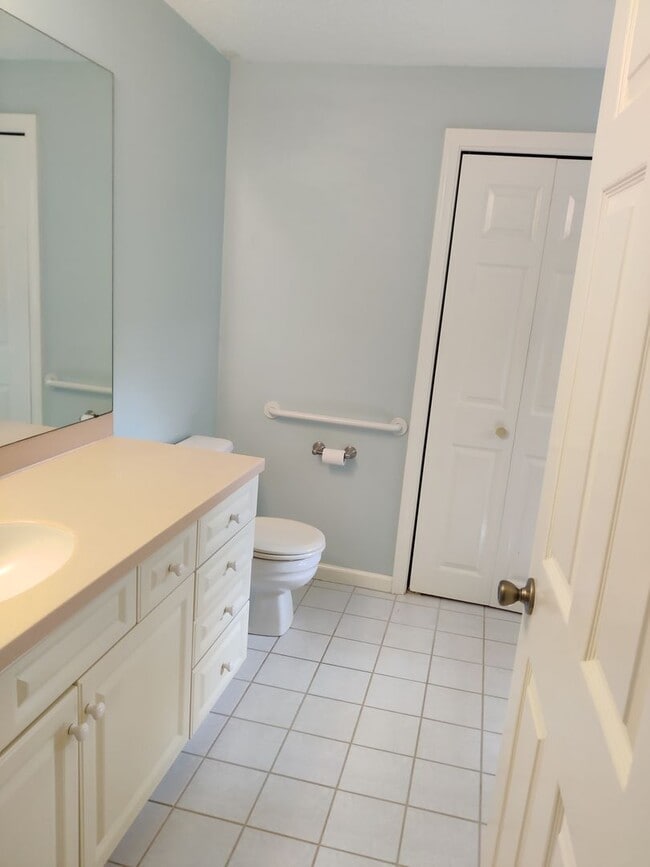 Building Photo - 2 Bedroom, 2 Bedroom Condo Year Round-Yarmouth Port