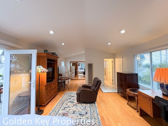 Building Photo - Welcome to this spacious granny flat located in charming Olde Carlsbad!
