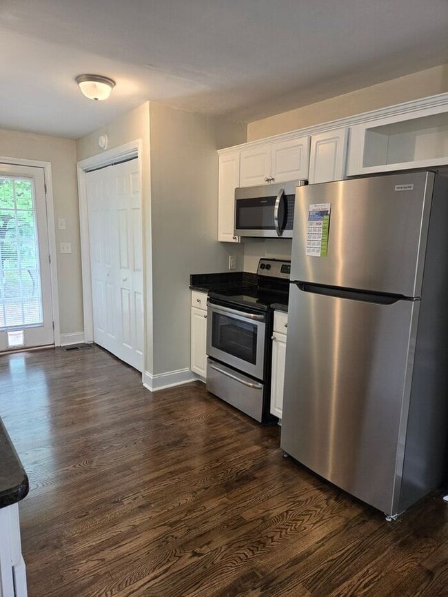 Building Photo - 5215 Redwood Dr