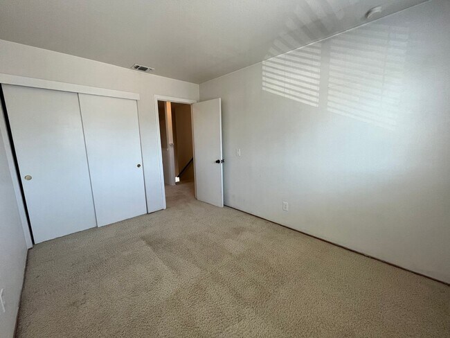 Building Photo - Spacious 3bed 2.5bath 2 story home available now!