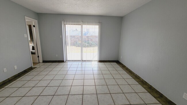 Building Photo - Adorable 2 bdrm, 2 bath apartment in West ...