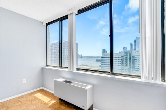 Building Photo - 45 River Dr S