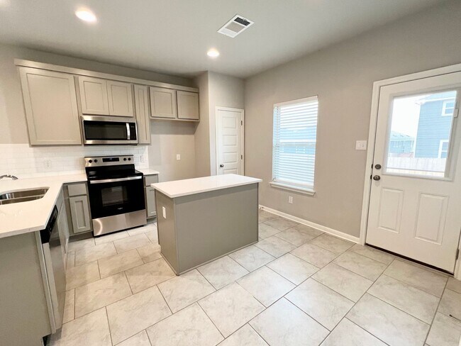 Building Photo - Home for lease