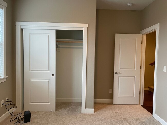 Building Photo - LUXURY 4 BD TOWNHOME! GATED PARKER VILLAGE...