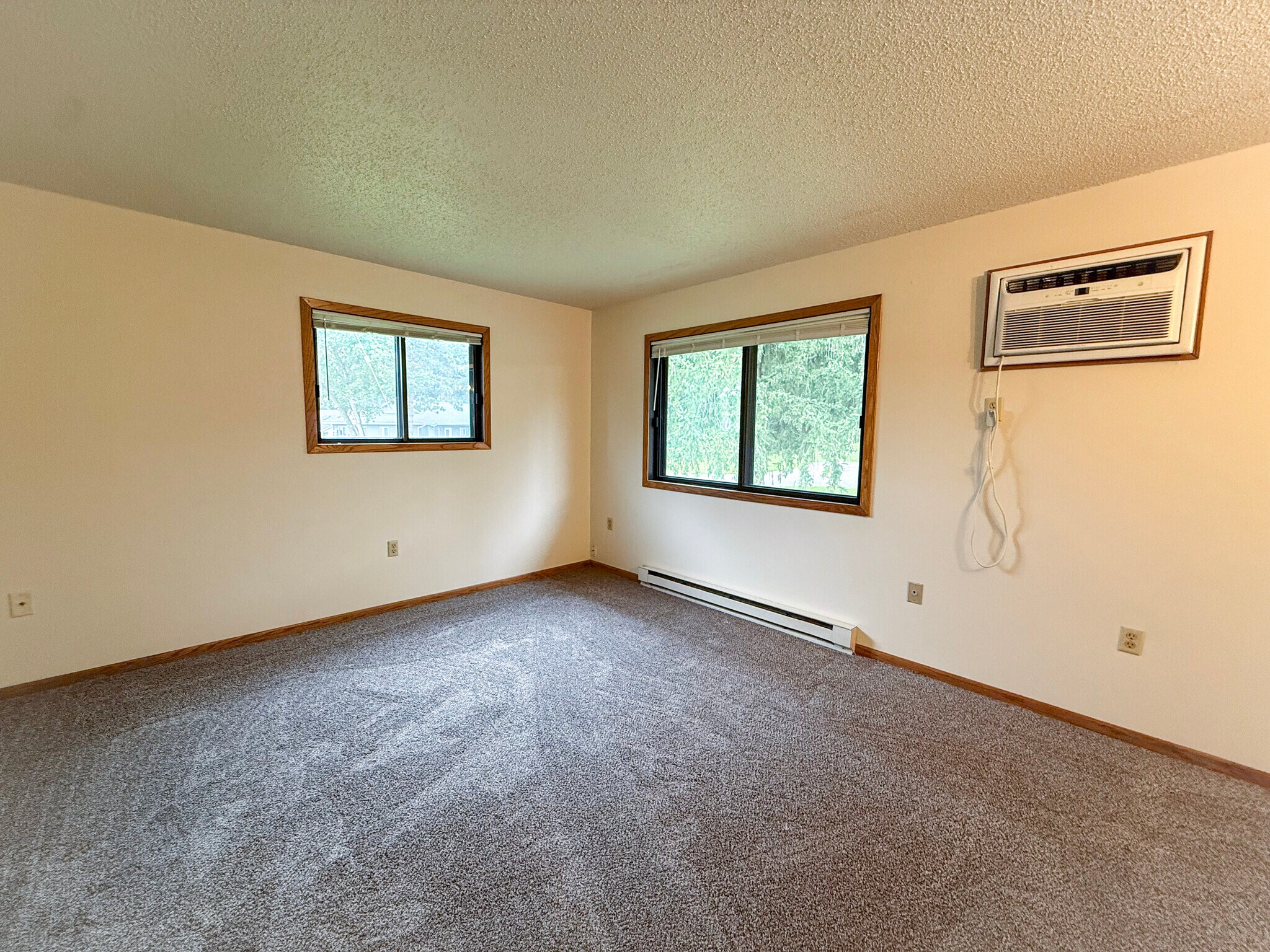 Building Photo - 2820 Edgewood Dr