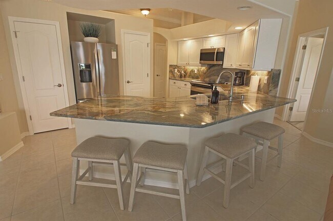 Building Photo - 811 Rotonda Cir