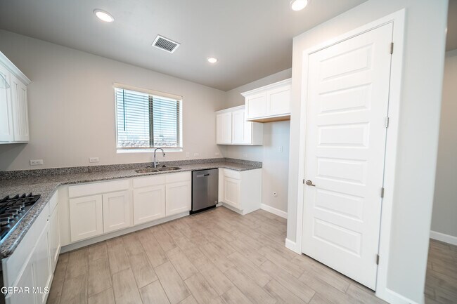 Building Photo - 249 Adamtowne Dr