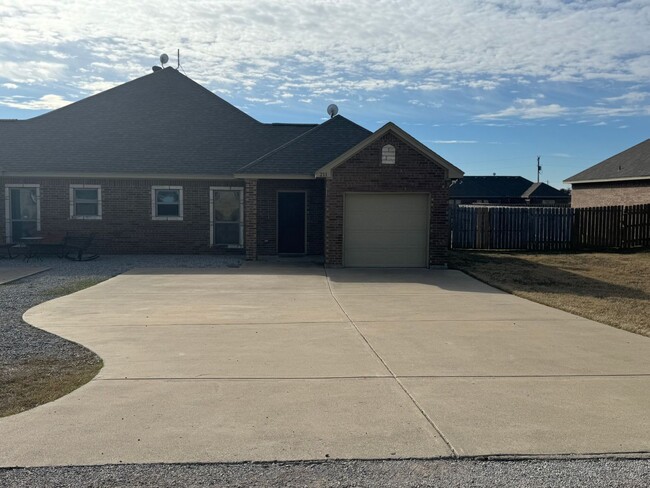 Building Photo - Brock ISD - 3/2 with Garage - PETS welcome