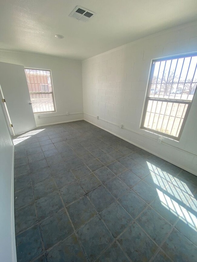 Building Photo - 2,400 sq. ft. Commercial Space – Prime Loc...