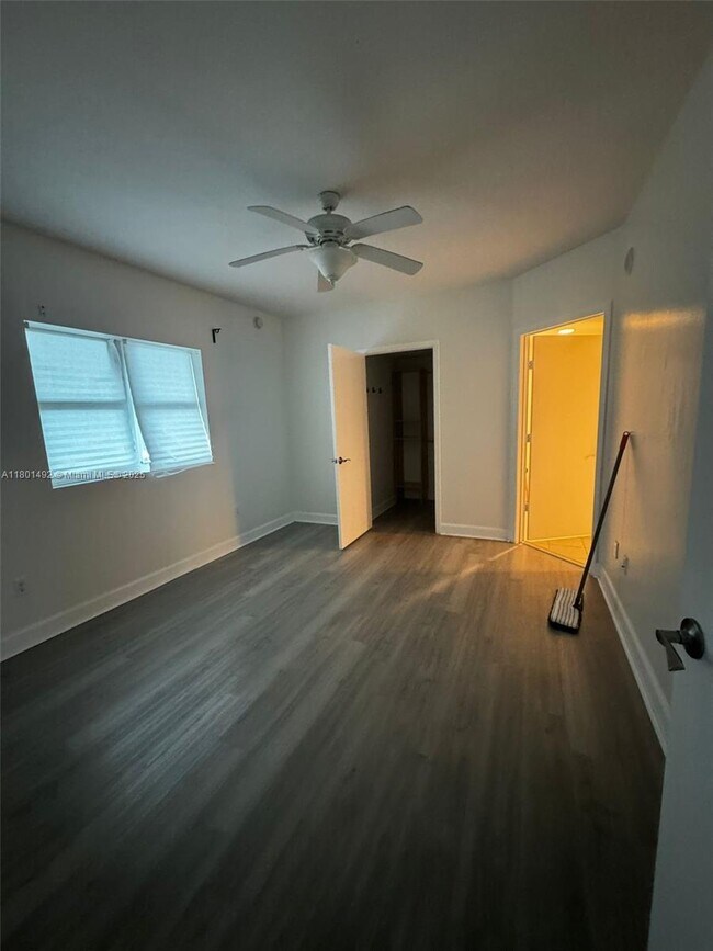 Building Photo - 15051 Royal Oaks Ln