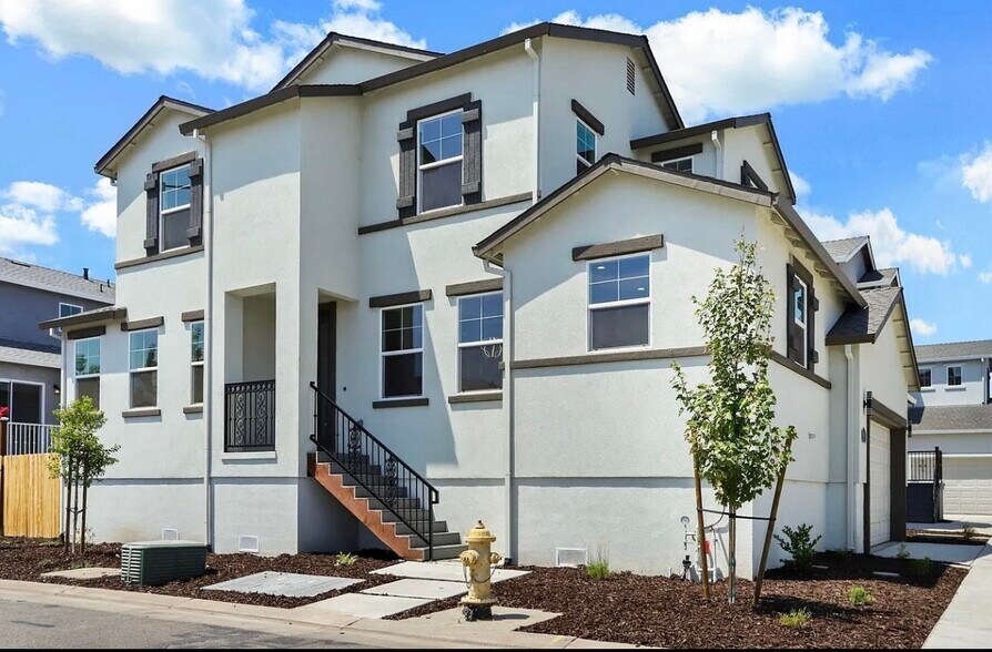 Building Photo - 1673 Bella Lago Dr