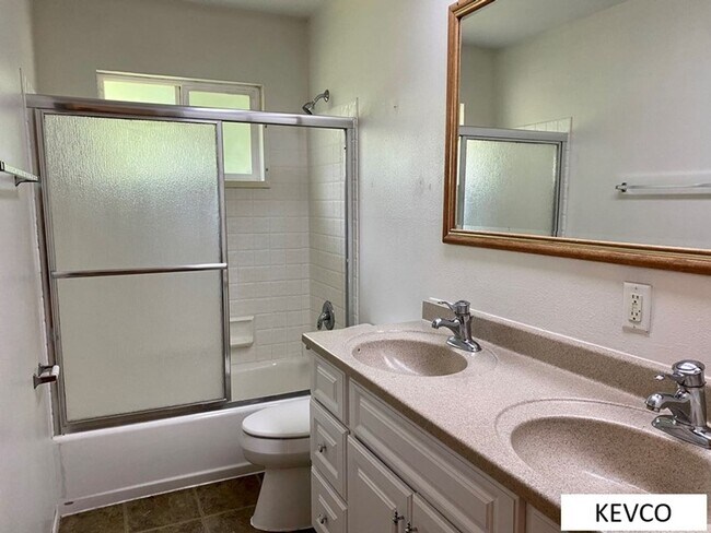 Building Photo - Wide Ranch Home in Campus West Near Foothills