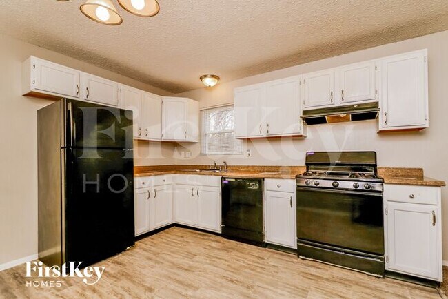 Building Photo - 6208 Silver Fox Dr