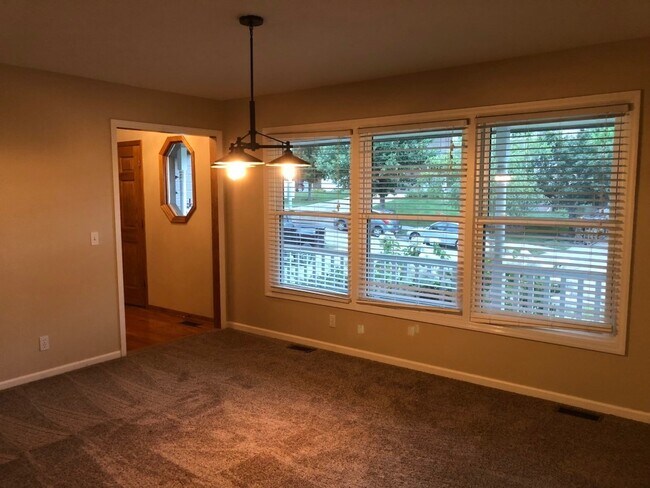 Building Photo - Bellevue Home for Rent