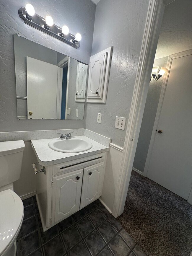 Building Photo - 4844 Woodview Dr