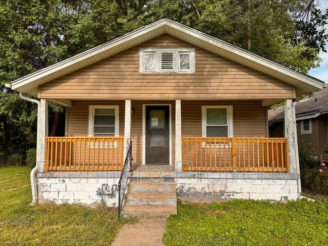 Primary Photo - 2004 S Overton Ave
