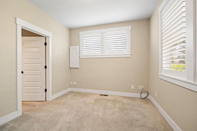Building Photo - Spacious 4-Bedroom Dream Home – Perfect fo...