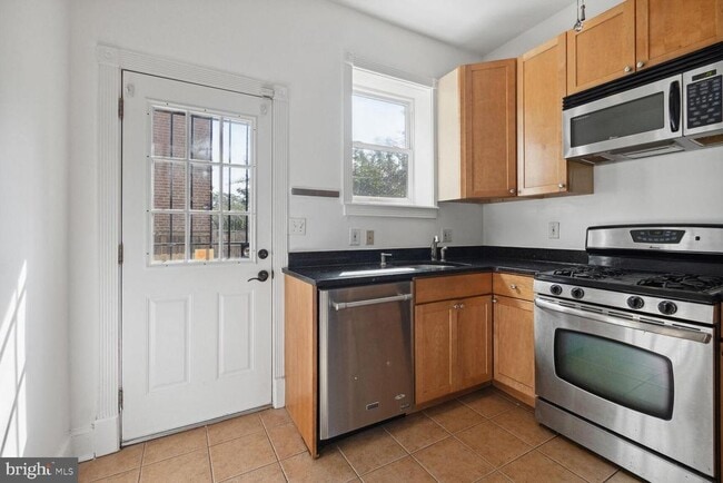 Building Photo - 443 12th St NE